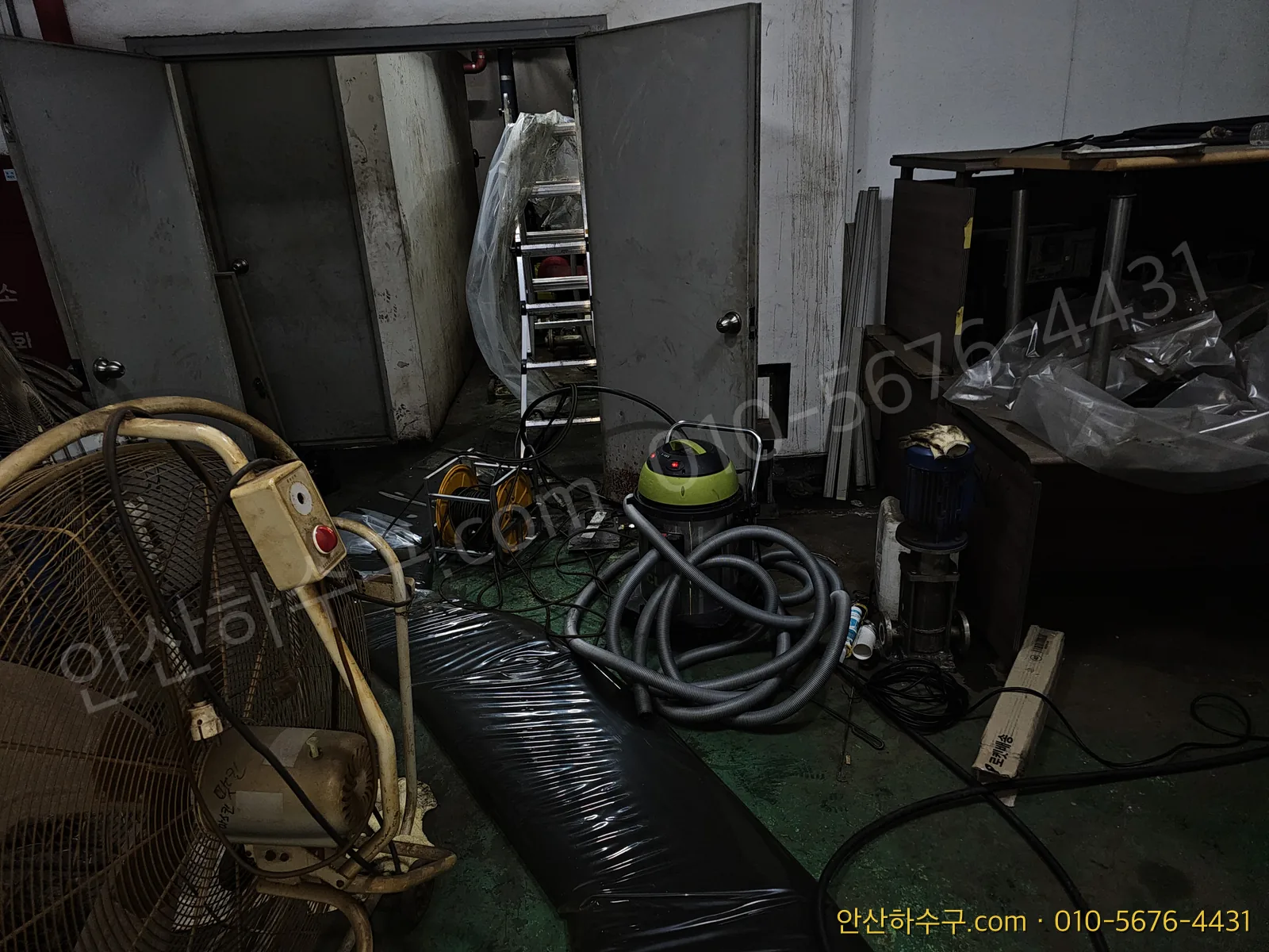 기계장치에 물이 닿지 않도록 보양작업을 마친 아래층 작업 위치