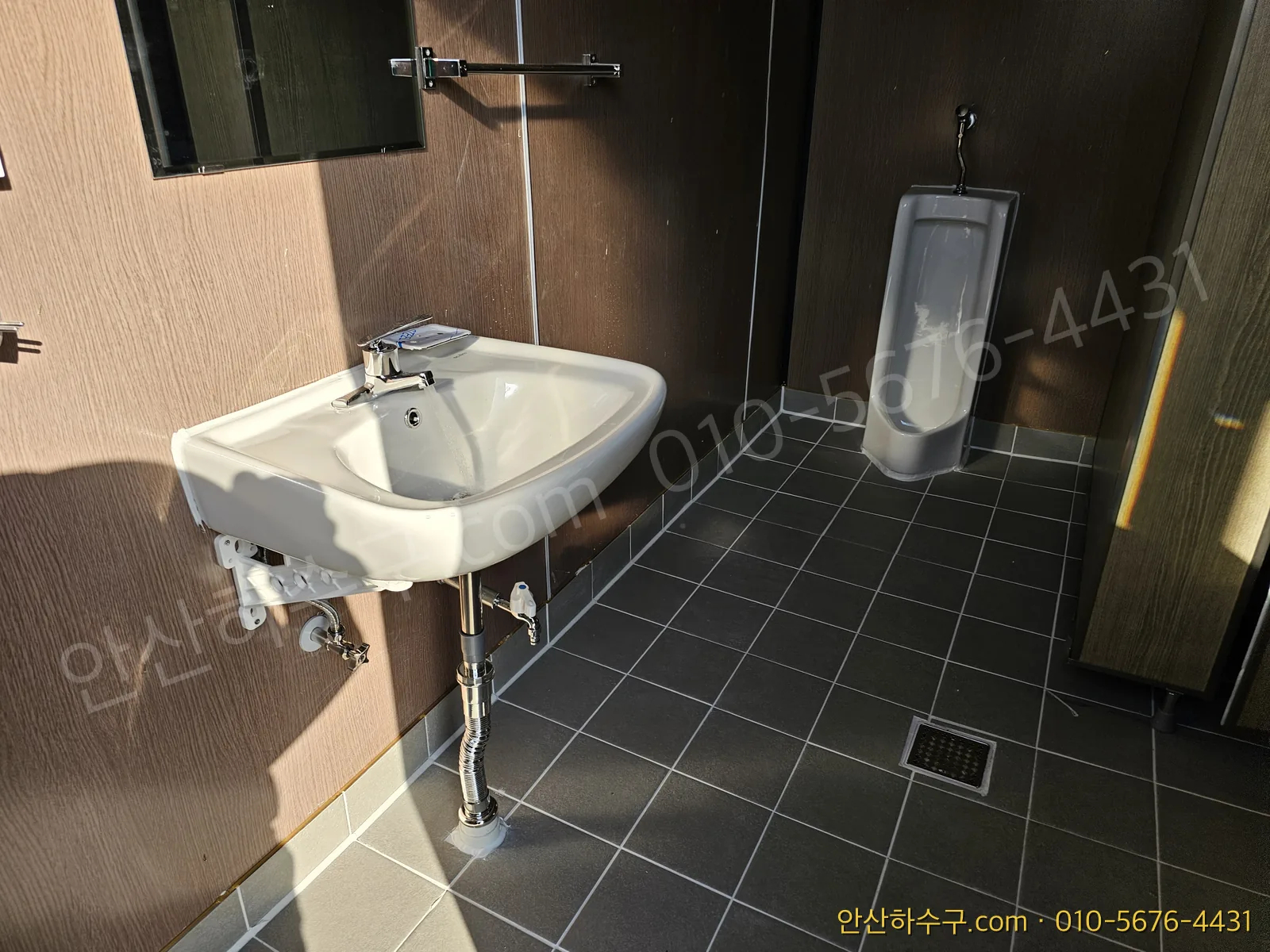세면대와 소변기 설치를 마친 부곡동 컨테이너 화장실 내부