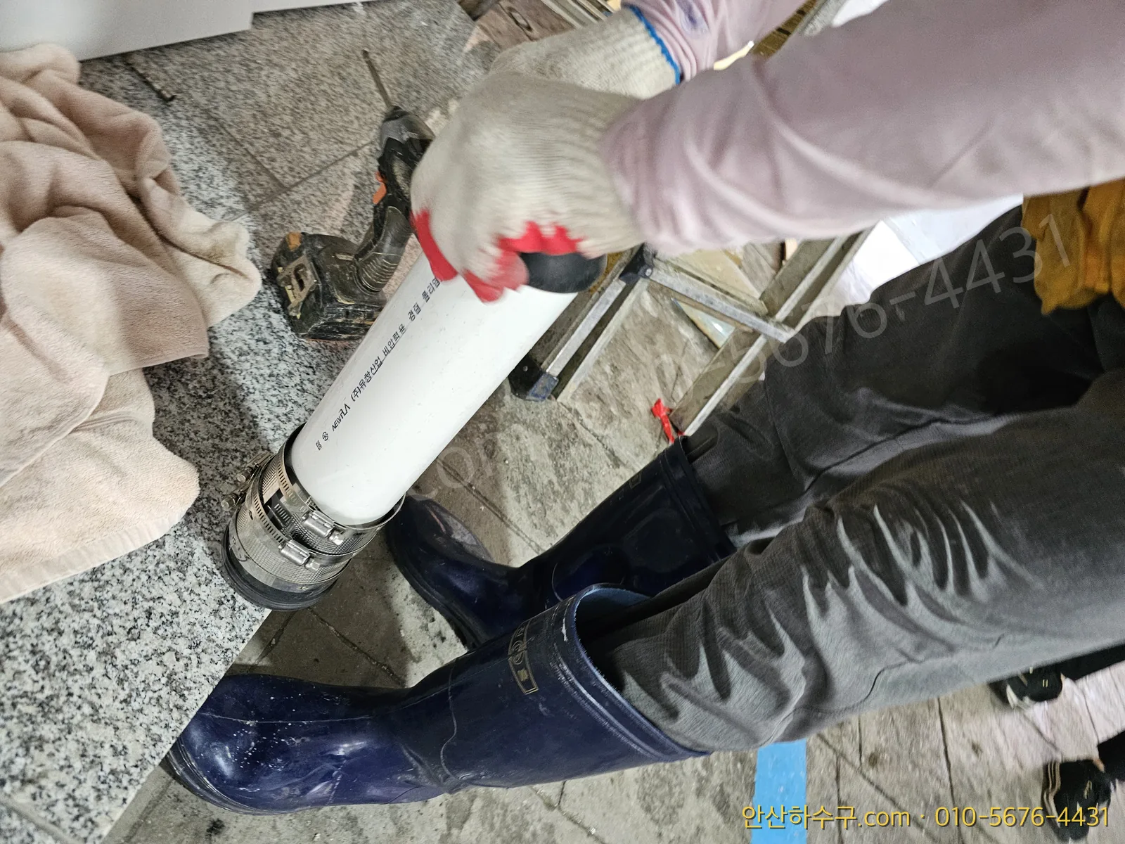 타공했던 구간에 새 배관을 연결해 원상복구하는 모습