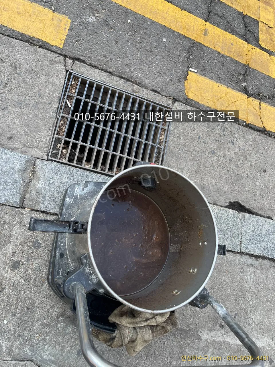 두 차례 흡입으로 통 가득 걷어낸 커피찌꺼기