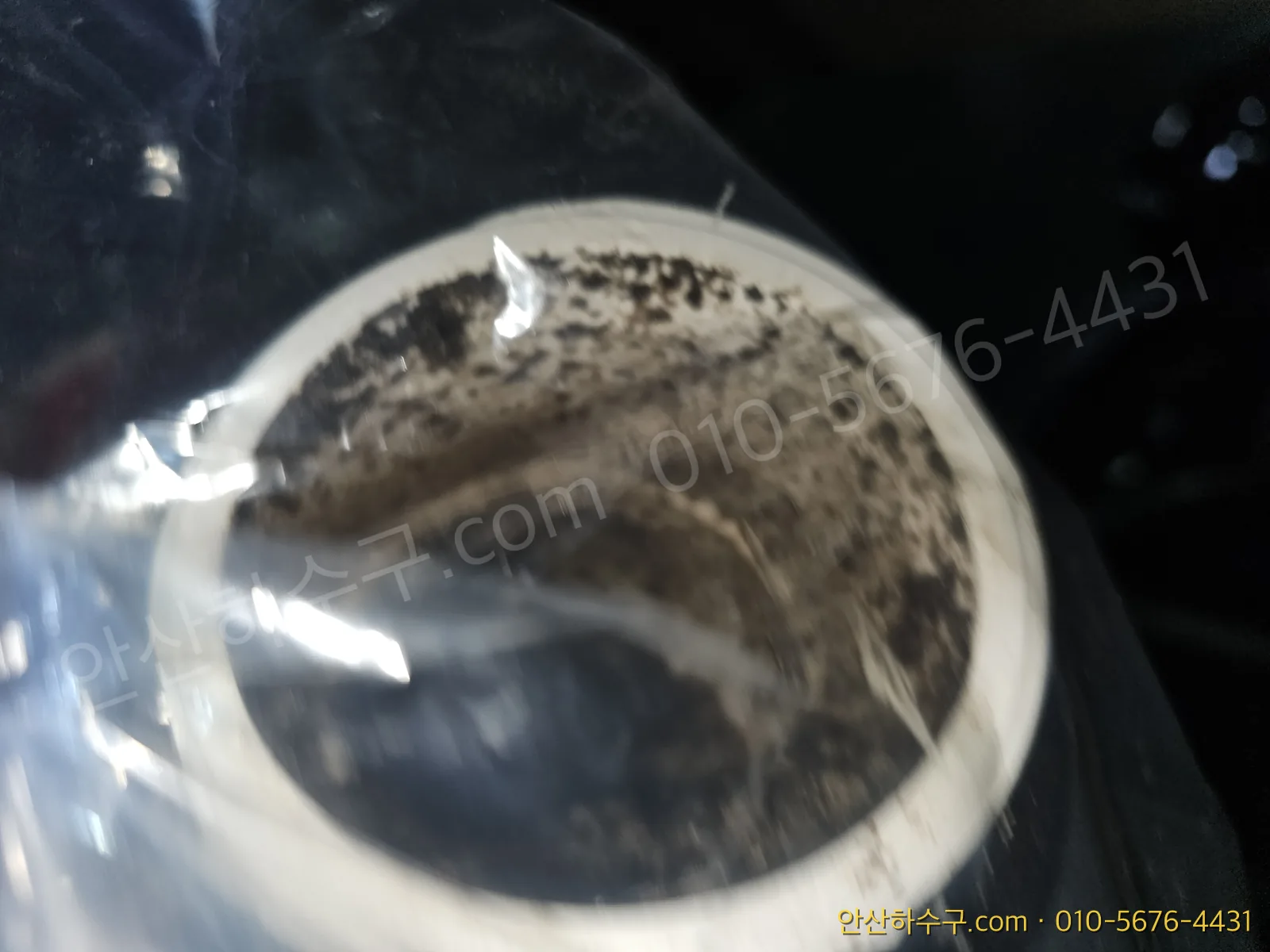 안산 고잔동 상가 횡주관 내부에 쌓인 기름때를 고압세척으로 제거하는 안산하수구 작업 모습