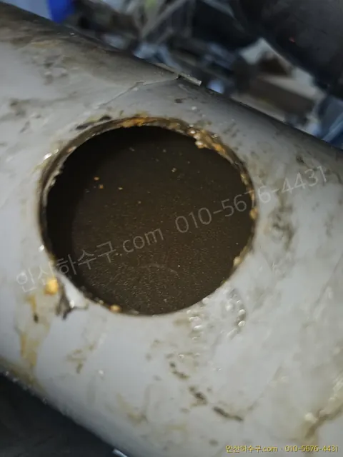 안산 고잔동 상가 막힌 횡주관을 타공해 기름때로 가득 찬 내부를 확인하는 안산하수구 작업 모습