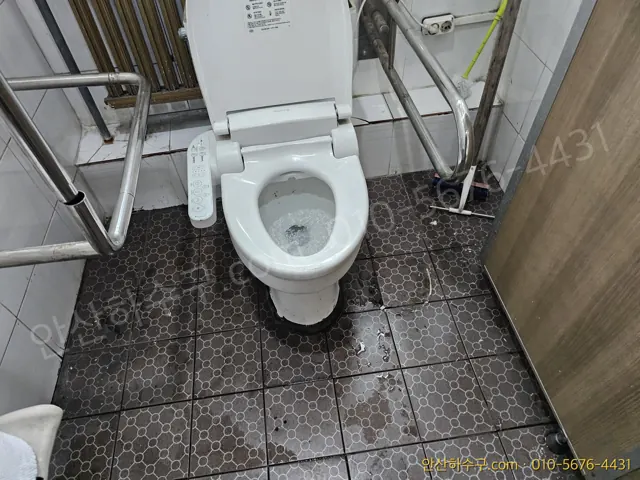 안산 고잔동 상가 변기막힘 현장에 도착해 확인한 화장실 변기 상태