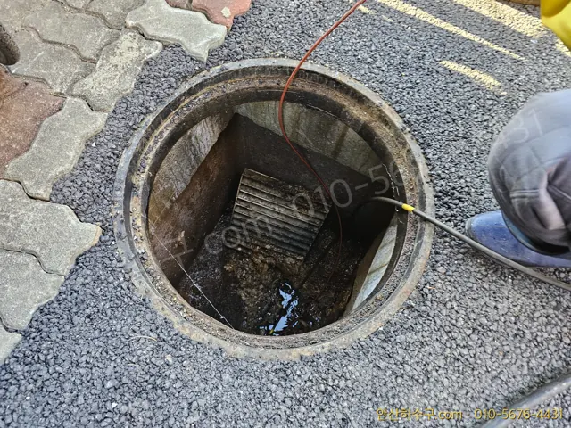안산 고잔동 빌라 오수관 막힘 현장에서 맨홀을 열고 고압세척을 준비하는 안산하수구 작업 모습