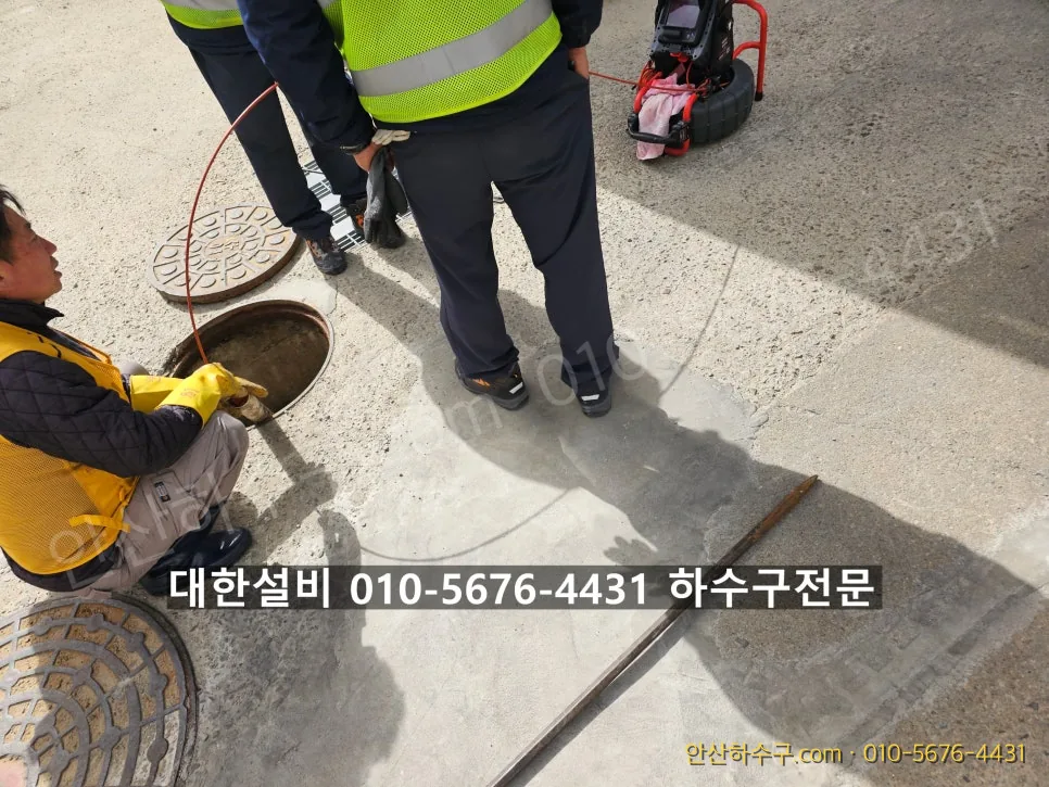 고압세척 호스를 맨홀 배관에 진입시켜 막힌 구간을 뚫는 작업