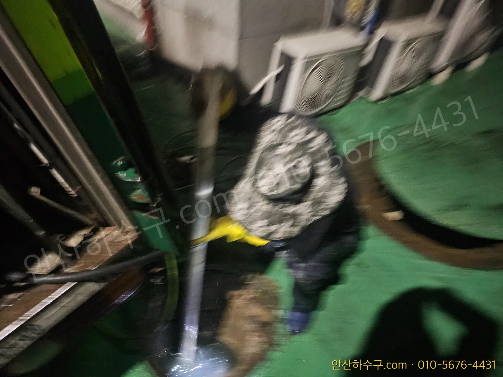 매설 배관 막힘으로 물내림이 멈춘 구간을 확인하고 물을 퍼내는 작업