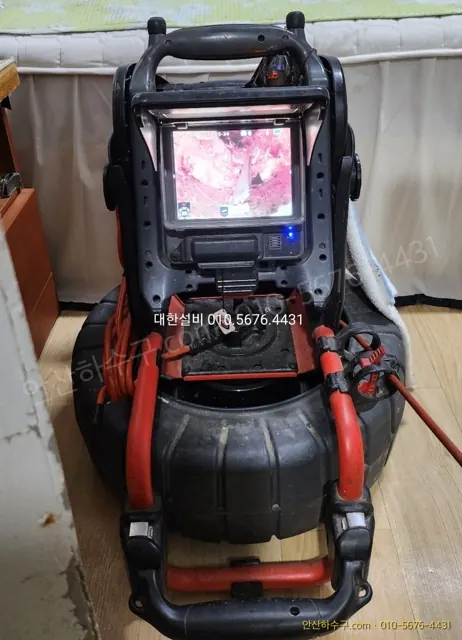 안산 선부동 상습 막힘 주택에서 내시경으로 배관 내부를 확인하며 소재구 설치 공사를 진행하는 현장