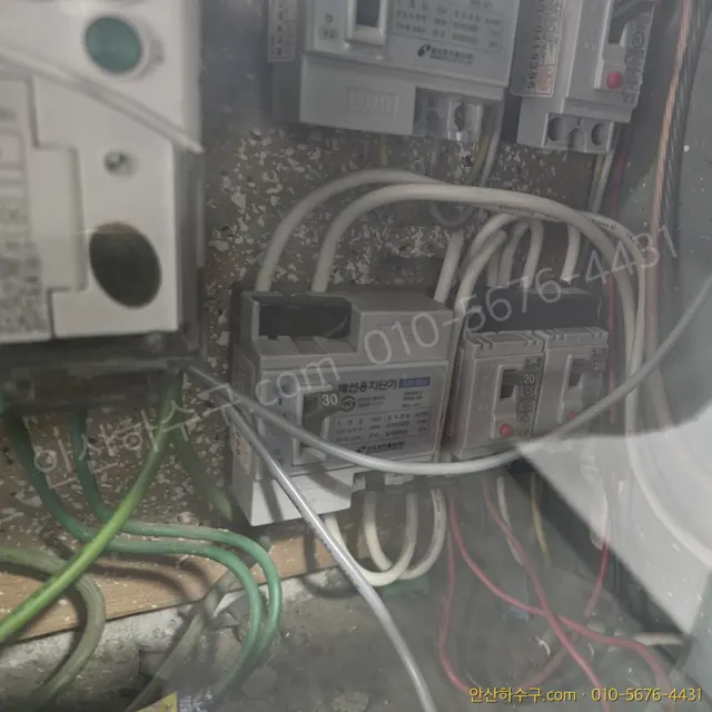 펌프 제어반 내부의 배선용 차단기와 배선