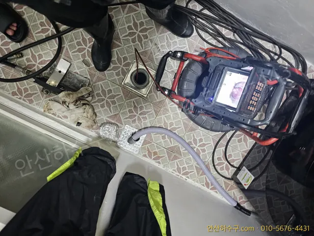 안산 와동 반지하 세탁실막힘 현장에 고압세척 장비를 들여 배수구에 호스를 연결한 안산하수구 작업 모습