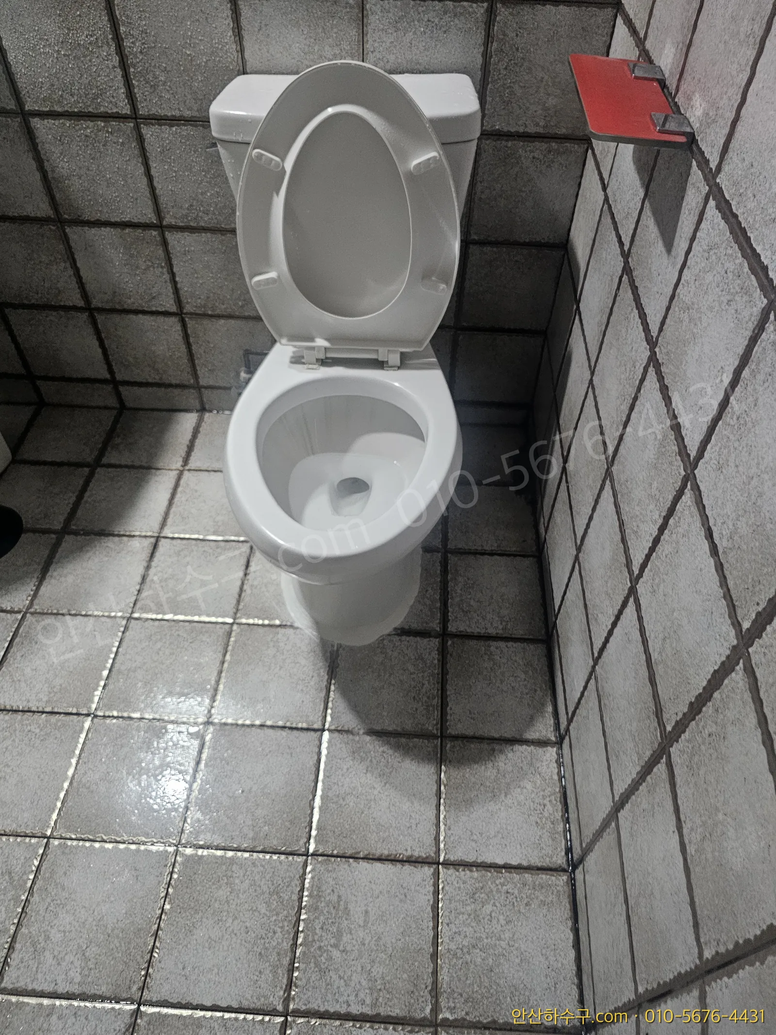 작업 후 백시멘트로 깔끔하게 재부착한 안산 원곡동 모텔 변기