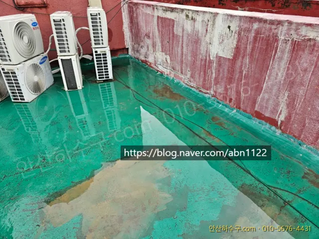 안산 원곡동 모텔 옥상 우수관에 물이 차 내려가지 않는 상태를 점검하는 안산하수구 작업 모습