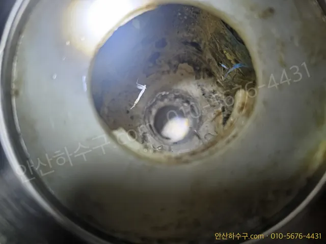 석회와 녹으로 관 단면이 좁아진 노후 배관 내부 — 스케일링 전 상태
