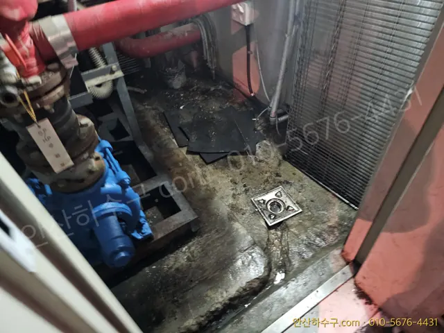 집수정 토출 배관에 달린 체크밸브와 게이트밸브 — 펌프가 올린 물이 되돌아오지 않게 막는 부품
