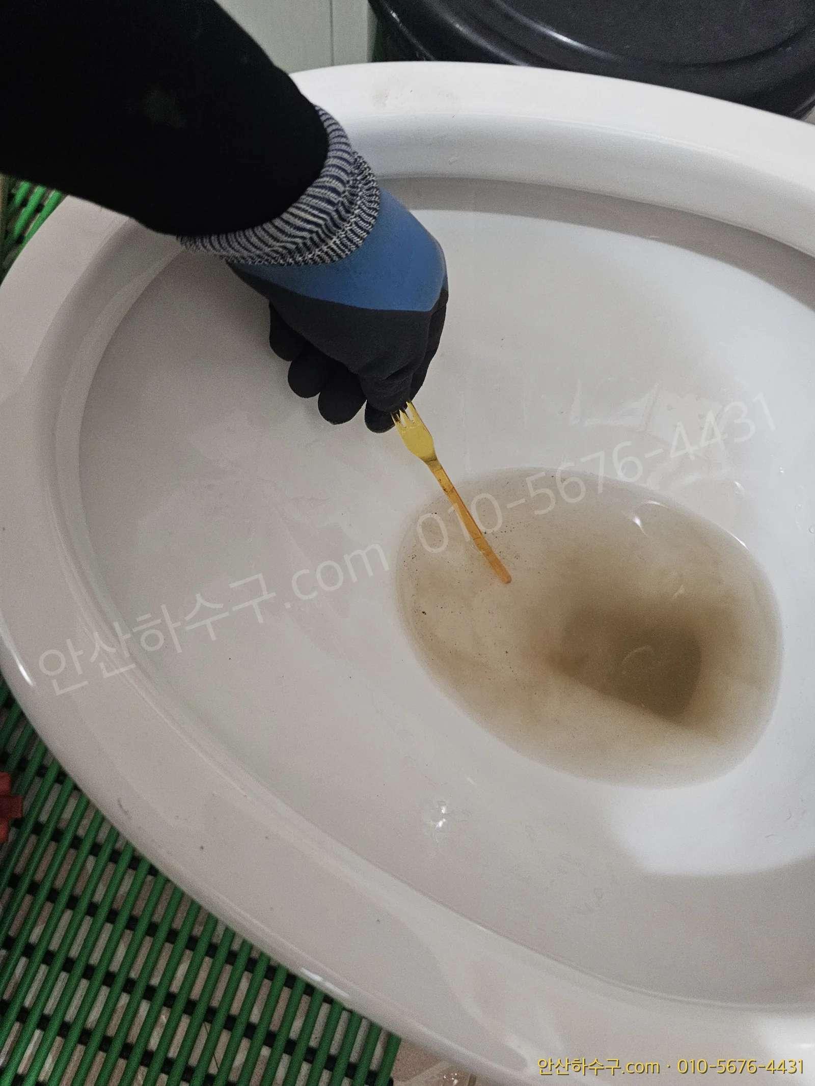 변기에 물을 부어 트랩을 통과하는 속도를 확인하는 통수 테스트 — 뚫은 뒤에도 느리면 아래 배관 쪽을 봅니다