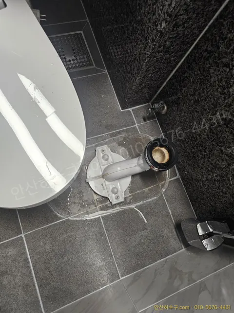 변기를 들어낸 뒤 드러난 바닥 플랜지와 배관 입구 — 물티슈·이물질이 트랩에 깊이 걸리면 여기까지 열어야 꺼낼 수 있습니다
