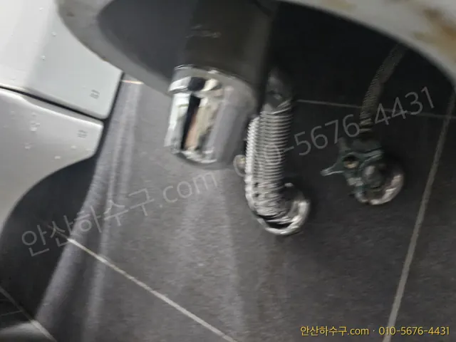 세면대 아래 앵글밸브와 급수호스 연결부 — 한 곳만 물이 약할 때 가장 먼저 확인하는 자리