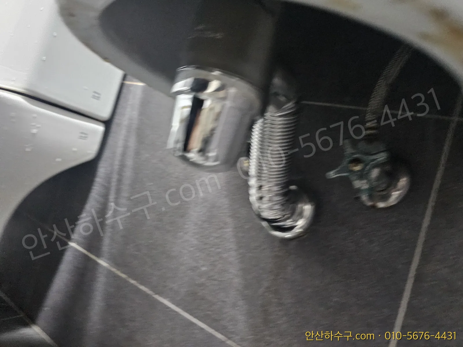 세면대 아래 앵글밸브와 급수호스 연결부 — 한 곳만 물이 약할 때 가장 먼저 확인하는 자리